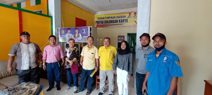 hadir dalam kunjungan ke DPD II Partai Golkar Pasaman Barat Netty H. Saragih. SH Ketua PP FPPK (K)SBSI dan Gusmawati Azwar. SH Sekwil II & IV Jawa dan Indonesia Timur dan Anton Hilman Ketua DPC FPPK (K)SBSI Pasaman Barat beserta 2 (dua) Orang Pengurus DPC Barat lainnya.