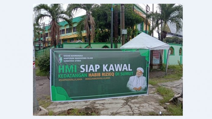 Spanduk HMI Sumut yang bertuliskan siap menyambut Habib Rizieq Shihab di Sumut