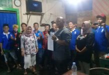 Ketua Koordinator Wilayah (K)SBSI Sumatera Barat Gusmawati Azwar. SH menyerahkan Surat Keputusan Mandat DPC FPPK (K)SBSI Pasaman Barat.