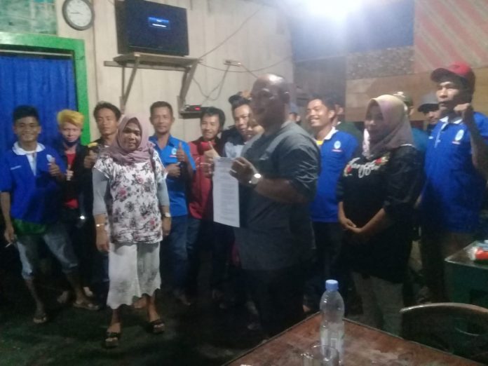 Ketua Koordinator Wilayah (K)SBSI Sumatera Barat Gusmawati Azwar. SH menyerahkan Surat Keputusan Mandat DPC FPPK (K)SBSI Pasaman Barat.